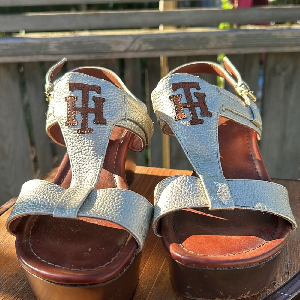 8.5 M gold and brown wedge sandals by Tommy Hilfiger - Picture 2 of 7